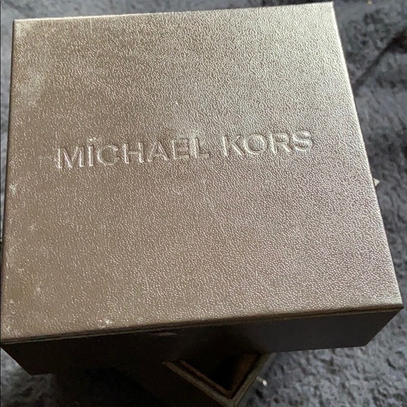 Gold tone and shell ‘Michael Kors’ bracelet watch - Picture 6 of 8